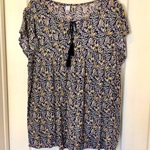 Old Navy Floral Flutter-Sleeve Top with Tie-neck in Blue, size XL.
